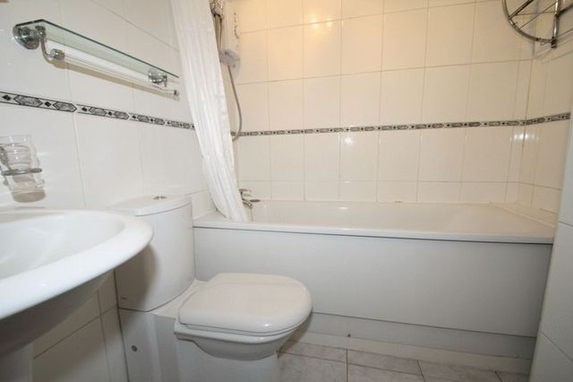  Image of 2 bedroom Flat to rent in Windsor Drive High Wycombe HP13 at Windsor Drive  High Wycombe, HP13 6BJ