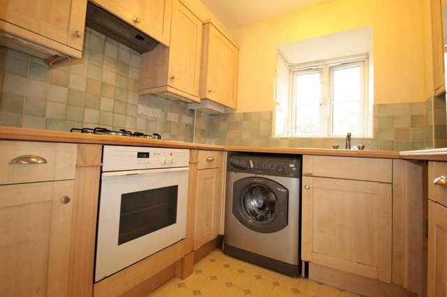  Image of 2 bedroom Flat to rent in Worcester Road Sutton SM2 at 5 Worcester Road  Sutton, SM2 6PE