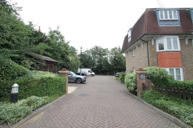  Image of 2 bedroom Flat to rent in Worcester Road Sutton SM2 at 5 Worcester Road  Sutton, SM2 6PE
