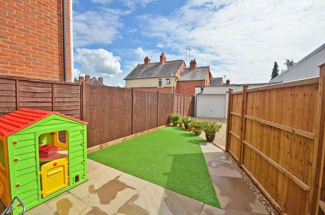 Image of 3 bedroom Cottage for sale in Brockenhurst Road Ascot SL5 at South Ascot, SL5 9DJ