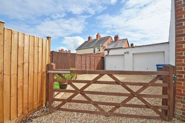  Image of 3 bedroom Cottage for sale in Brockenhurst Road Ascot SL5 at South Ascot, SL5 9DJ