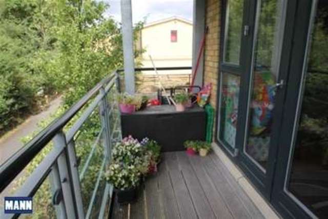  Image of 2 bedroom Flat to rent in Fieldfare Lane Greenhithe DA9 at Greenhithe, DA9 9UP