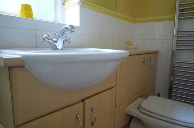  Image of 2 bedroom Bungalow to rent in Coombe Hill Road East Grinstead RH19 at Coombe Hill Road East Grinstead, RH19 4LY