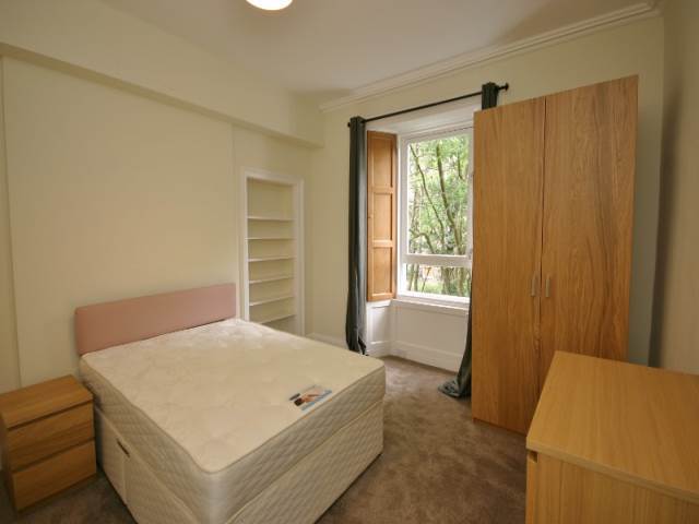  Image of 3 bedroom Flat to rent in Montague Street Edinburgh EH8 at Newington Edinburgh Edinburgh, EH8 9QT