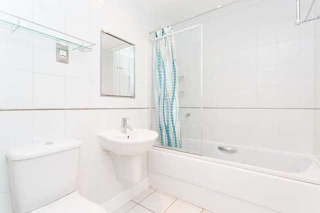 Image of 3 bedroom Apartment to rent in Western Gateway London E16 at Western Gateway  London, E16 1AQ