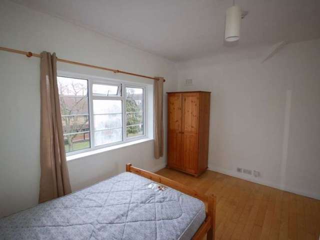  Image of 3 bedroom Property to rent in Torrington Park London N12 at Cornelius Court  London, N12 9TE