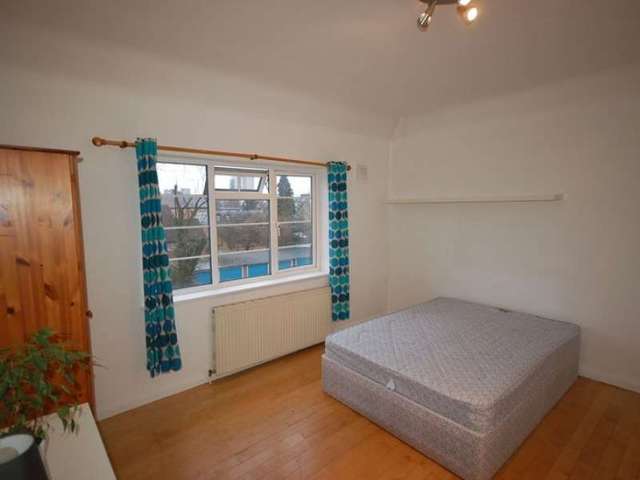  Image of 3 bedroom Property to rent in Torrington Park London N12 at Cornelius Court  London, N12 9TE