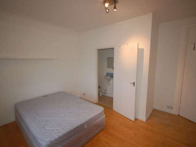  Image of 3 bedroom Property to rent in Torrington Park London N12 at Cornelius Court  London, N12 9TE