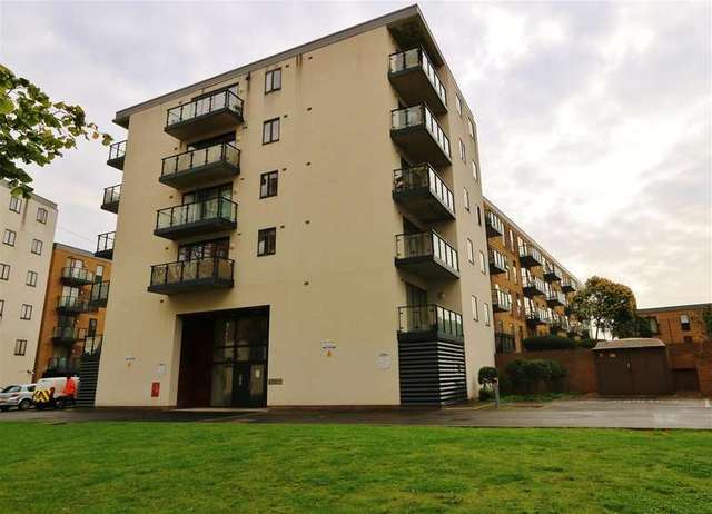  Image of 1 bedroom Apartment to rent in Durnsford Road London SW19 at Haydons Road, SW19 8GR