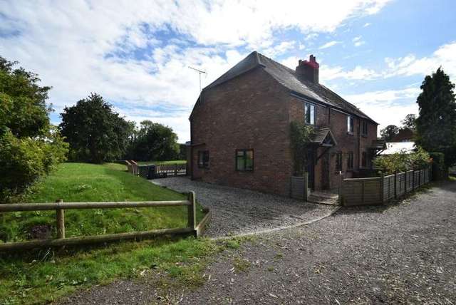  Image of 4 bedroom Semi-Detached house to rent in Ferry Road South Stoke Reading RG8 at Ferry Road South Stoke Reading, RG8 0JP