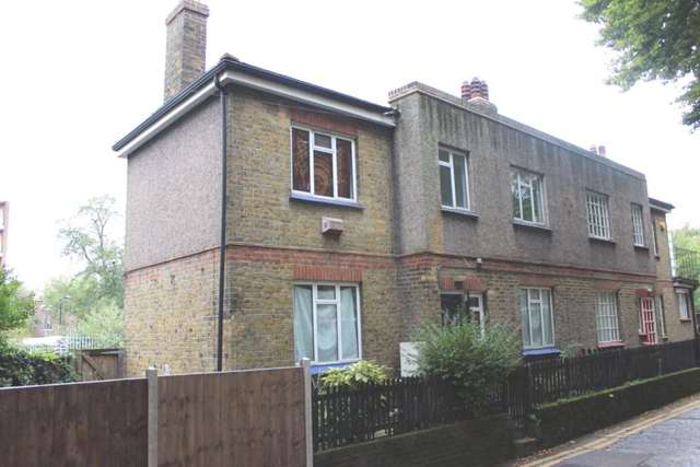  Image of 3 bedroom Semi-Detached house to rent in Regents Row London E8 at Lock Cottage Hackney London, E8 4PN