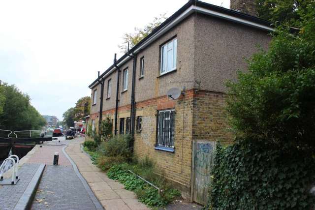  Image of 3 bedroom Semi-Detached house to rent in Regents Row London E8 at Lock Cottage Hackney London, E8 4PN