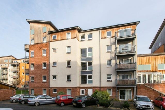  Image of 2 bedroom Flat to rent in Albion Gardens Edinburgh EH7 at Lochend Edinburgh Edinburgh, EH7 5NP