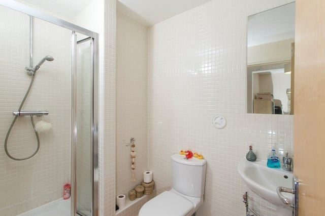  Image of 2 bedroom Flat to rent in Albion Gardens Edinburgh EH7 at Lochend Edinburgh Edinburgh, EH7 5NP