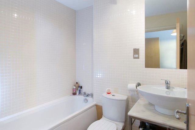  Image of 2 bedroom Flat to rent in Albion Gardens Edinburgh EH7 at Lochend Edinburgh Edinburgh, EH7 5NP