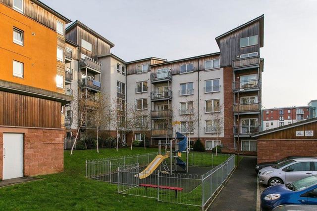  Image of 2 bedroom Flat to rent in Albion Gardens Edinburgh EH7 at Lochend Edinburgh Edinburgh, EH7 5NP