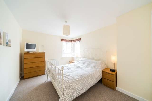  Image of 2 bedroom Flat for sale in Albion Gardens Edinburgh EH7 at Edinburgh, EH7 5NP
