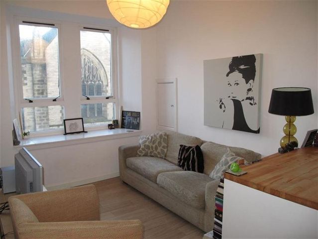  Image of 2 bedroom Flat to rent in Albion Road Edinburgh EH7 at Lochend Edinburgh Edinburgh, EH7 5QU