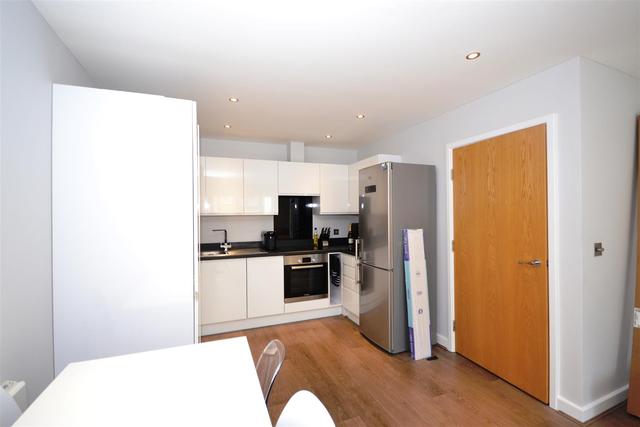  Image of 1 bedroom Property to rent in Boulevard Drive London NW9 at 5 Boulevard Drive  Mill Hill, NW9 5HF