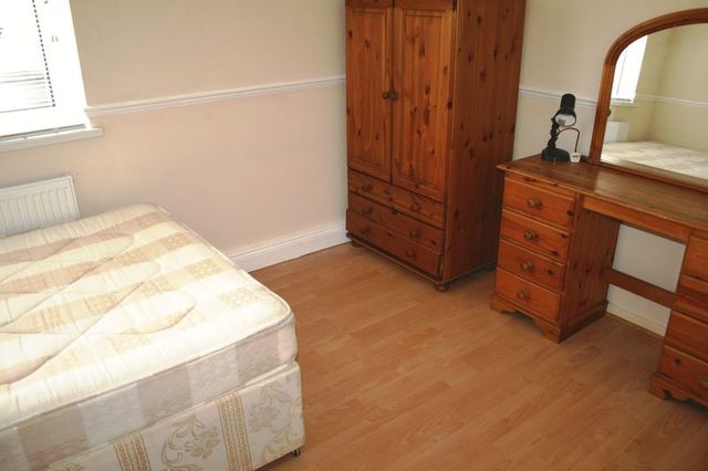  Image of 4 bedroom Bungalow to rent in Beanacre Close Osborne Road London E9 at Beanacre Close Osbourne Road London, E9 5JY