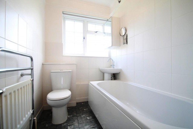  Image of 2 bedroom Flat to rent in Kingston Road Tolworth Surbiton KT5 at Kingston Road  Surbiton, KT5 9NR