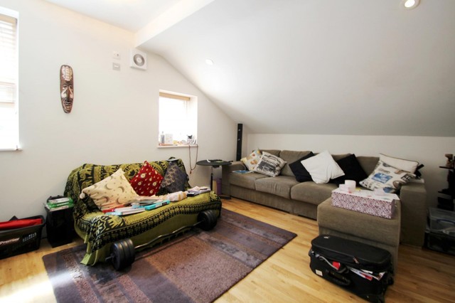  Image of 1 bedroom Flat to rent in Birkheads Road Reigate RH2 at Reigate, RH2 0AR