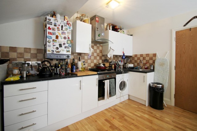  Image of 1 bedroom Flat to rent in Birkheads Road Reigate RH2 at Reigate, RH2 0AR