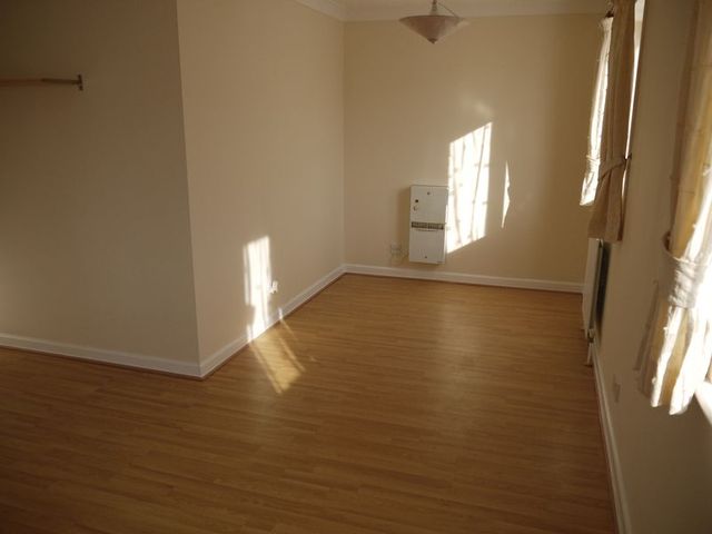  Image of 2 bedroom Flat to rent in Cobbett Road Southampton SO18 at Cobbett Road  Southampton, SO18 1HP