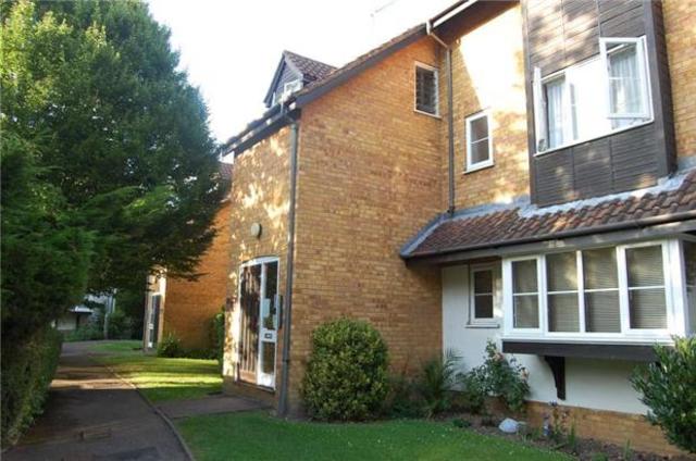  Image of Flat to rent in Boleyn Way New Barnet Barnet EN5 at Barnet Hertfordshire Hertfordshire, EN5 5JS