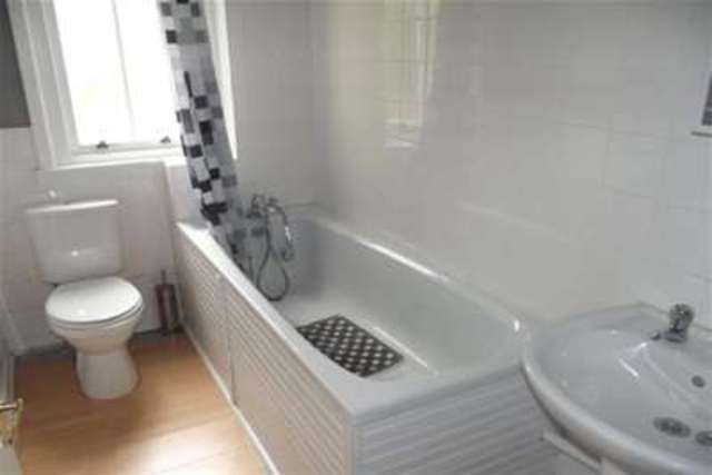  Image of 3 bedroom Semi-Detached house to rent in Bothlyn Avenue Kirkintilloch Glasgow G66 at Glasgow, G66 3DX