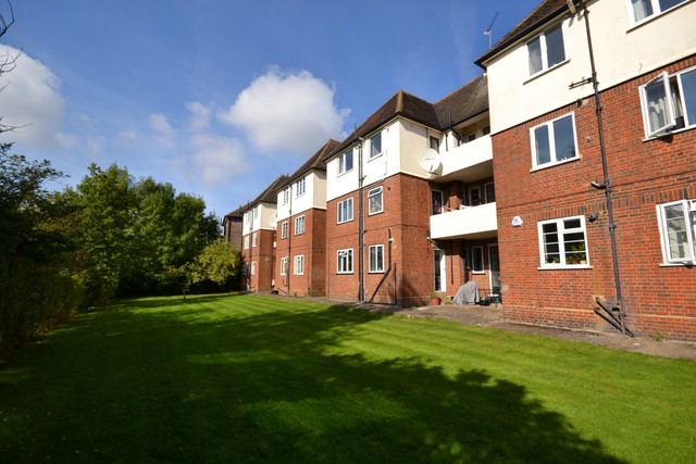  Image of 2 bedroom Property to rent in East End Road London N2 at East Finchley, N2 0RX