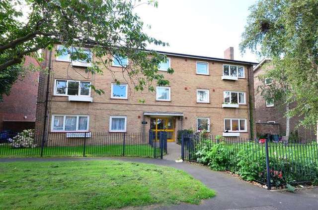 Image of 3 bedroom Apartment for sale in Broom Square Southsea PO4 at Southsea Hampshire Southsea, PO4 8LP