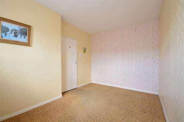  Image of 3 bedroom Apartment for sale in Broom Square Southsea PO4 at Southsea Hampshire Southsea, PO4 8LP