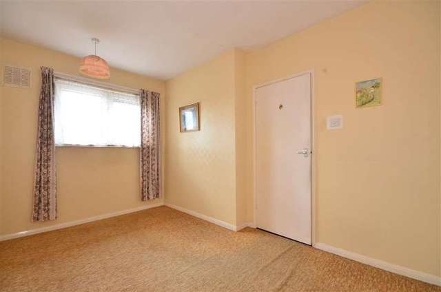  Image of 3 bedroom Apartment for sale in Broom Square Southsea PO4 at Southsea Hampshire Southsea, PO4 8LP