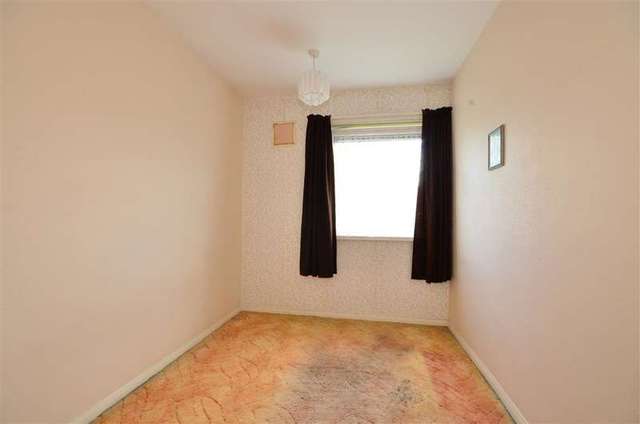  Image of 3 bedroom Apartment for sale in Broom Square Southsea PO4 at Southsea Hampshire Southsea, PO4 8LP