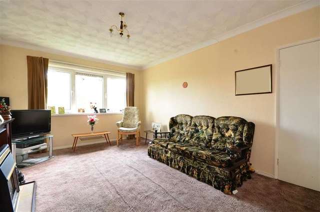  Image of 3 bedroom Apartment for sale in Broom Square Southsea PO4 at Southsea Hampshire Southsea, PO4 8LP