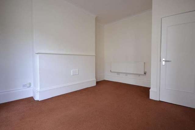  Image of 1 bedroom Flat to rent in Cambridge Gardens Hastings TN34 at Hastings, TN34 1EH