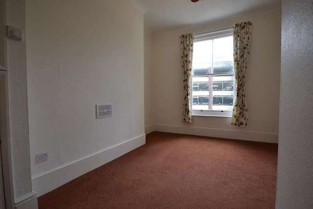  Image of 1 bedroom Flat to rent in Cambridge Gardens Hastings TN34 at Hastings, TN34 1EH