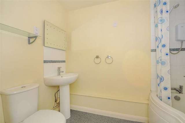  Image of 2 bedroom Apartment to rent in Napier Road Crowthorne RG45 at 5 Napier Road Crowthorne Crowthorne, RG45 7EJ