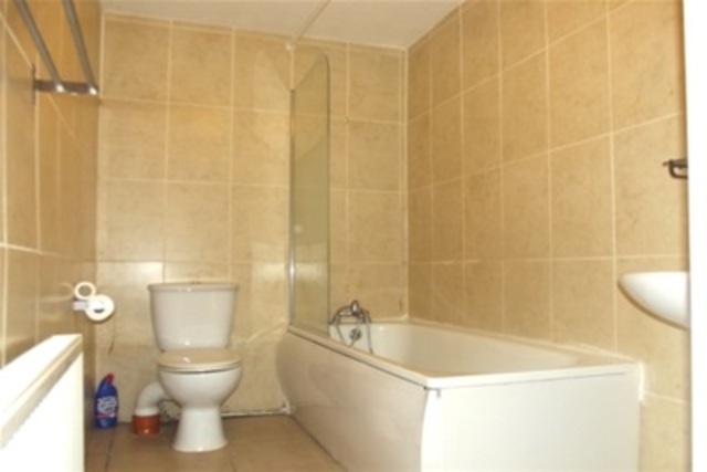  Image of 2 bedroom Flat to rent in Chingford Mount Road London E4 at London, E4 8LP