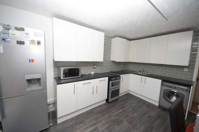  Image of 4 bedroom Detached house to rent in Coburg Crescent London SW2 at Coburg Crescent Brixton Hill London, SW2 3HU