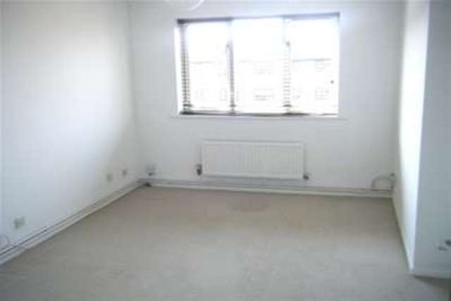  Image of 1 bedroom Flat to rent in Courtlands Close Watford WD24 at Watford, WD24 5GT