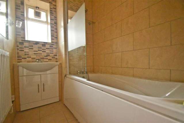  Image of 2 bedroom Apartment to rent in Aubyn Square London SW15 at Roehampton, SW15 5NP