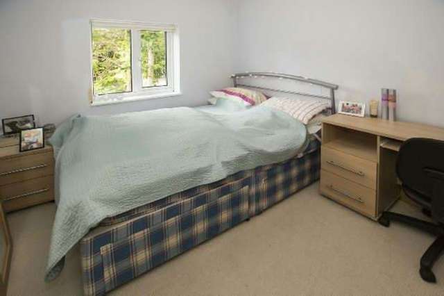  Image of 4 bedroom Terraced house for sale in Donnington Gardens Reading RG1 at Donnington Gardens  Reading, RG1 5LZ