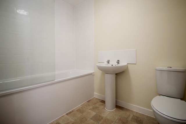  Image of 1 bedroom Flat to rent in Dovers Green Road Reigate RH2 at Reigate, RH2 8BS