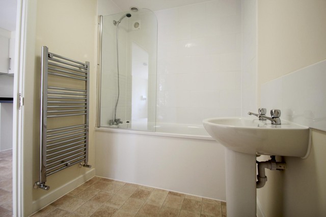  Image of 1 bedroom Flat to rent in Dovers Green Road Reigate RH2 at Reigate, RH2 8BS
