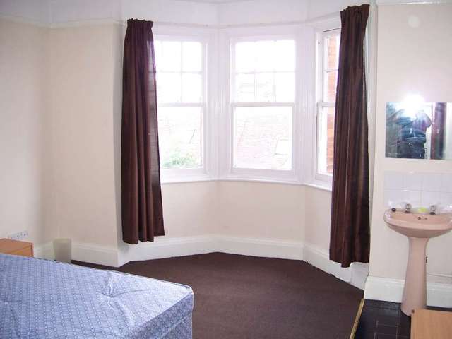 Image of House Share to rent in Downs Road Luton LU1 at Downs Road  Luton, LU1 1QP