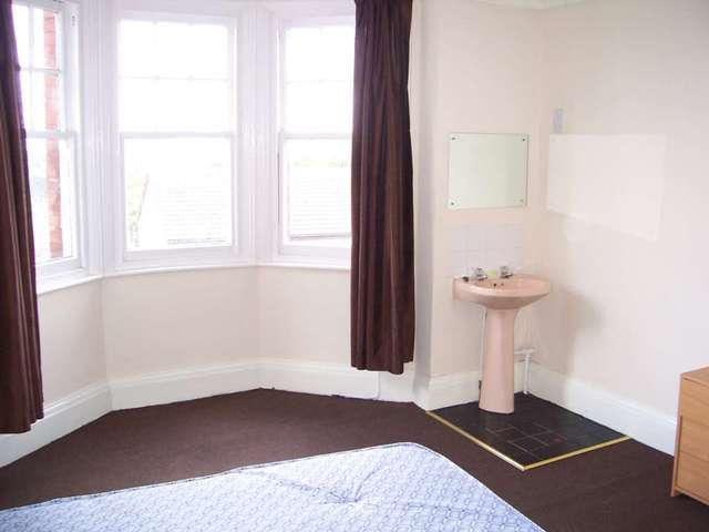  Image of House Share to rent in Downs Road Luton LU1 at Downs Road  Luton, LU1 1QP
