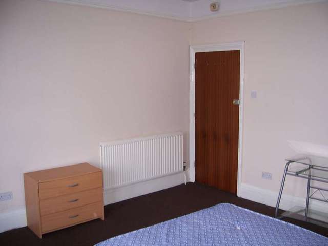 Image of House Share to rent in Downs Road Luton LU1 at Downs Road  Luton, LU1 1QP