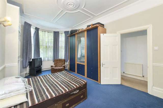  Image of 2 bedroom Flat for sale in Dukes Avenue London W4 at London  Chiswick, W4 2AA